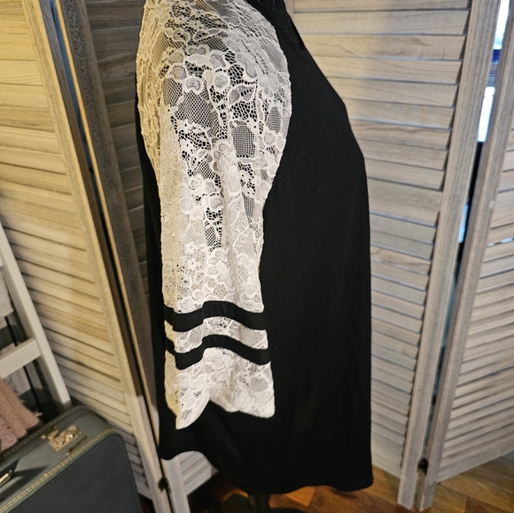 Torrid Woman's Lace Sleeved Raglan Jersey Tee New with Tags. - Picture 4 of 10